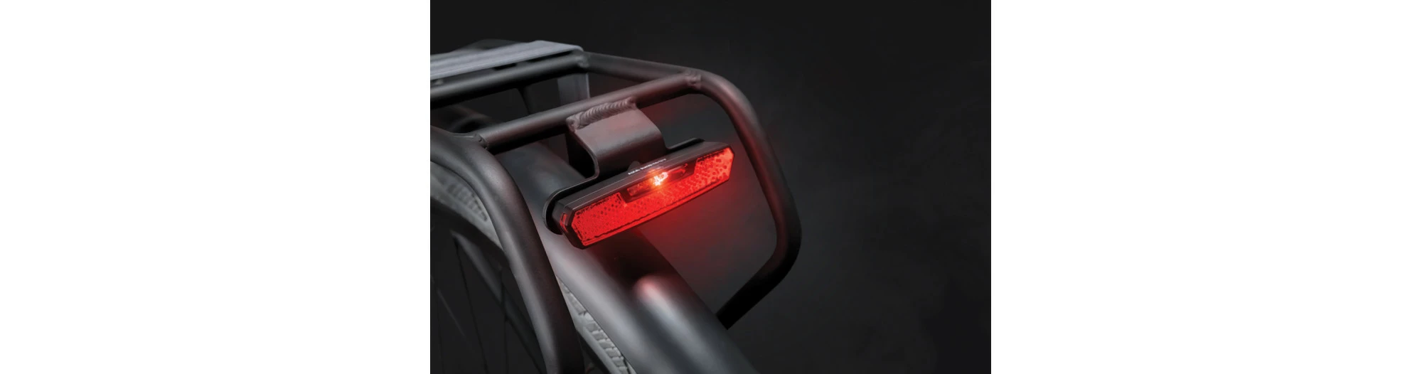 AXA Eclairage Arrière Juno E-Bike Porte Bagage 50mm 6 AXA Eclairage Arrière Juno E-Bike Porte Bagage 50mm – Image 6